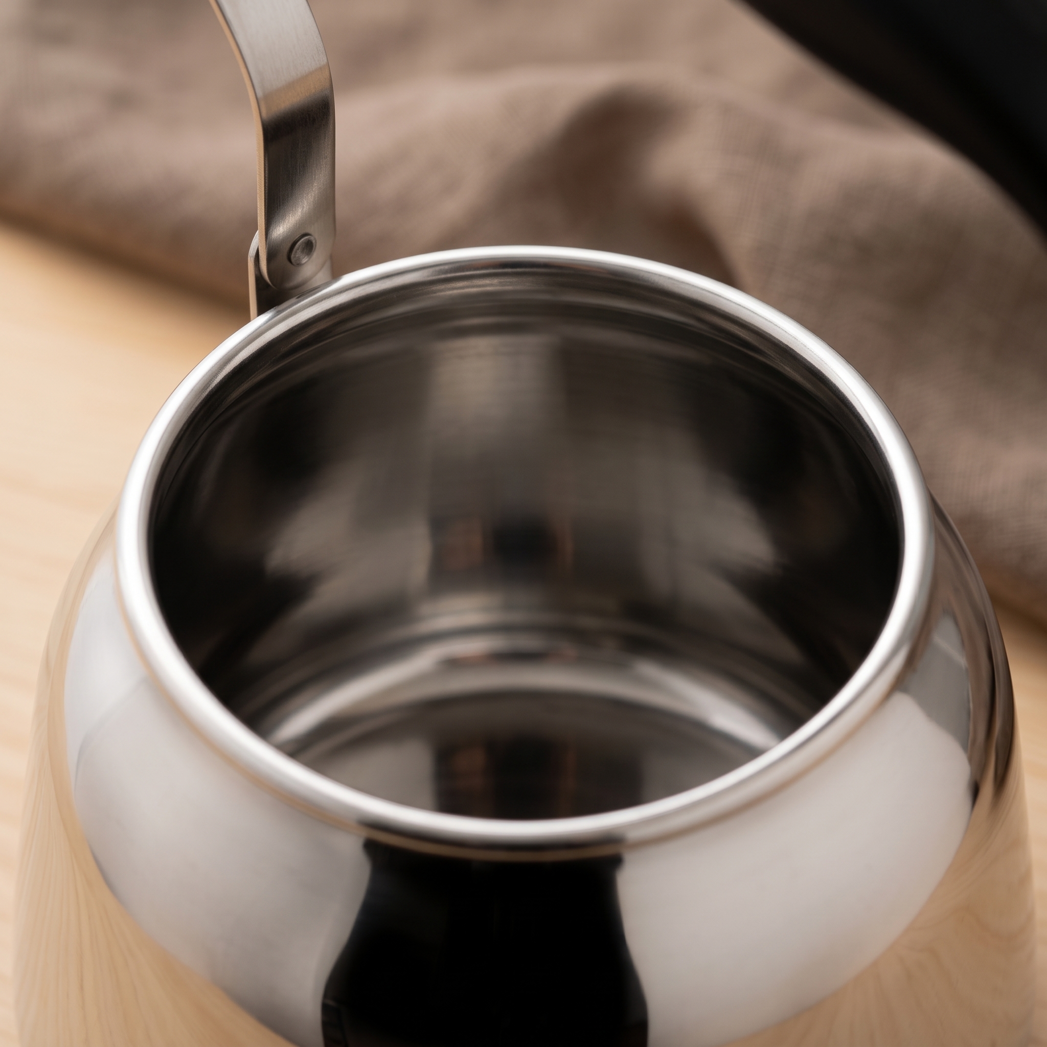 Close-up of the extra-wide opening and smooth rolled rim of the WM-1.5 kettle