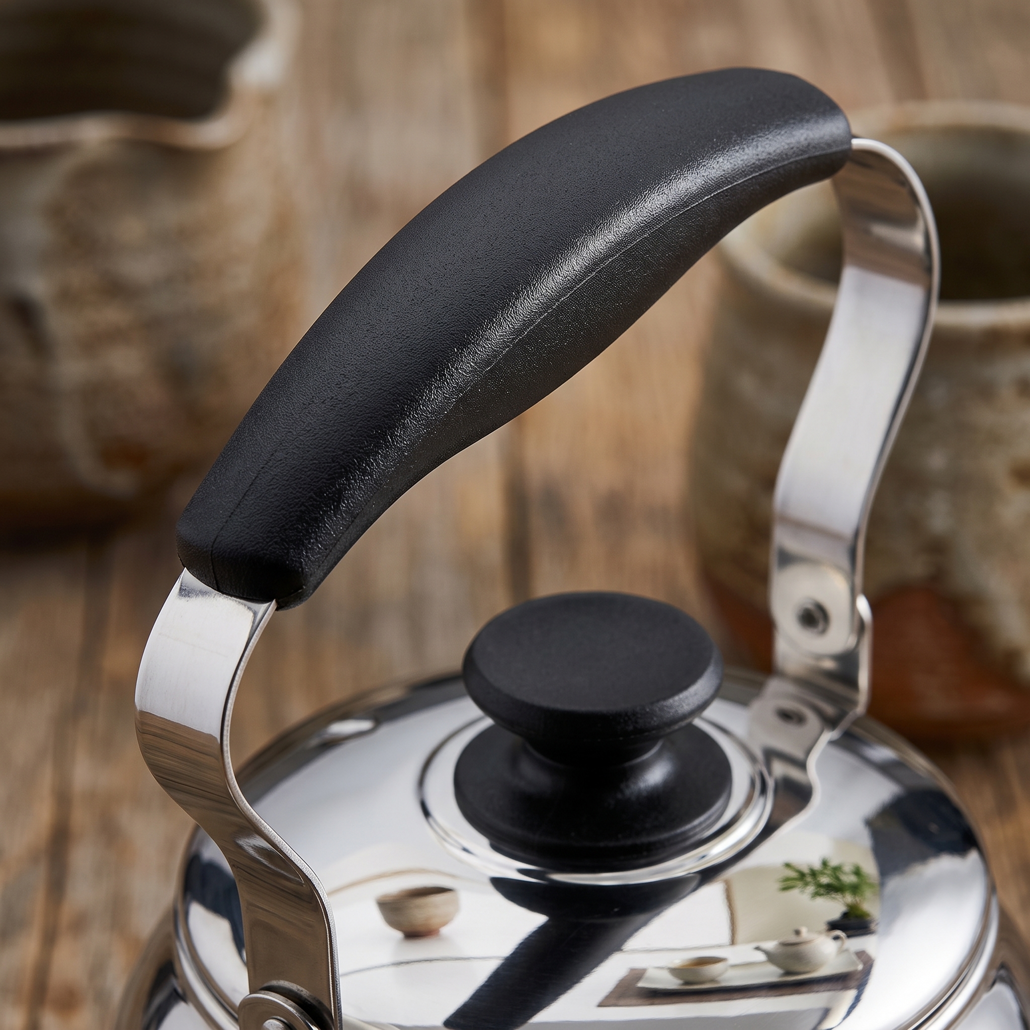 Close-up of the heat-resistant bakelite handle grip and lid knob
